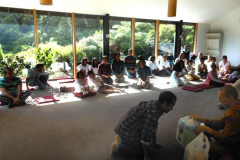 Children and parents from the Tawa dhamma school join for the meal offering.