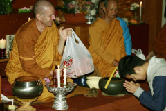 Ben making an offering to Ajahn Kusalo.