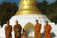 A sunny visit from Ajahn Khemapanyo and the monks from Napier.