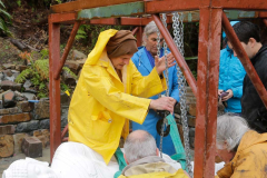 The chain hoist is being set and the balance point is being sought.