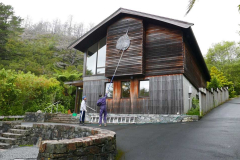 The bodhi leaf on the end of the kitchen building is a nice place for birds to rest - and mess! Brendon and Jet give it a good scrub.