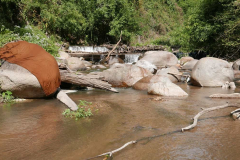 A rest along the way and a chance to bathe in the clean and cool river and do a bit of laundry. The dam is a fish weir.