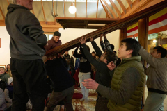 Just after we agreed that proceeding should start we agreed that we werent that many people and... it was cold. Many hands help lower the sala doors.
