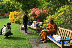 SI tudong: Lunch in the park.