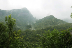 The next day the weather has deteriorated even further. We start our walk regardless.