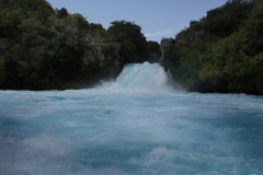 A few kilometers up from the rapids is the Huka falls which flows at about 300000 liters per second. Whoooosh.