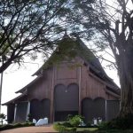 The back of the main sala at Ratanawan with an ancient bodhi tree at right.